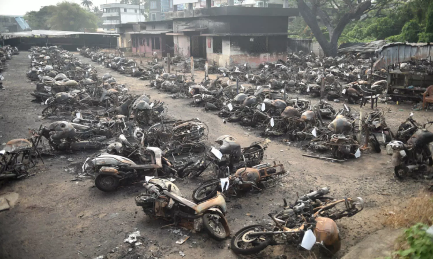 റെ​യി​ൽ​വേ സ്​​റ്റേ​ഷ​നി​ലെ തീ​പി​ടി​ത്ത​ത്തി​ന്​ ഒ​രു​മാ​സം: നി​സ്സ​ഹാ​യ​രാ​യി വാ​ഹ​ന ഉ​ട​മ​ക​ൾ