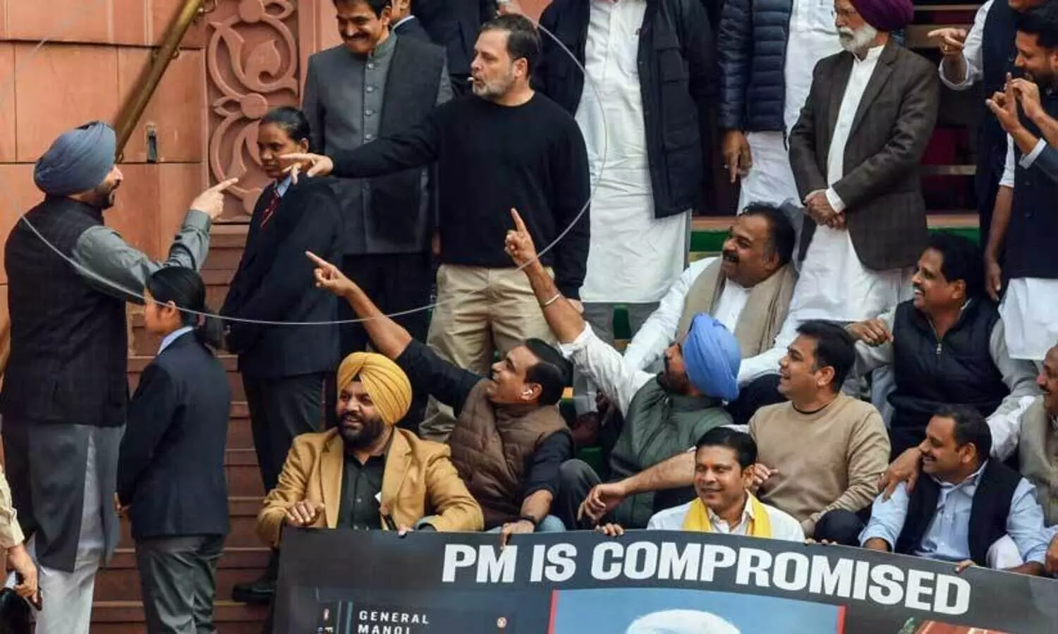 ‘ഇതാ ഒരു ചതിയൻ നടന്നു വരുന്നു...’ -കോൺഗ്രസ് എം.പിമാരെ പരിഹസിച്ച ബിട്ടുവിനെ ചൂണ്ടി രാഹുൽ ഗാന്ധി; പാർലമെന്റ് കവാടത്തിൽ വാക് പോര്