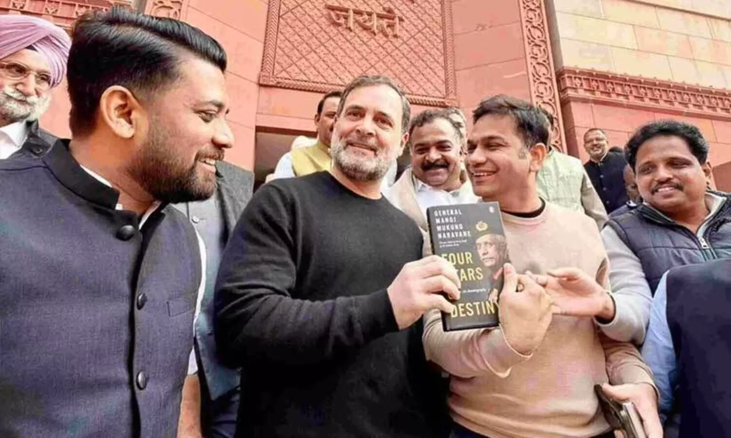 ജനറൽ നരവനെയുടെ പുസ്തകവുമായി രാഹുൽ ഗാന്ധി; പ്രധാനമന്ത്രി സഭയിൽ വന്നാൽ പുസ്തകം കൈമാറുമെന്ന്