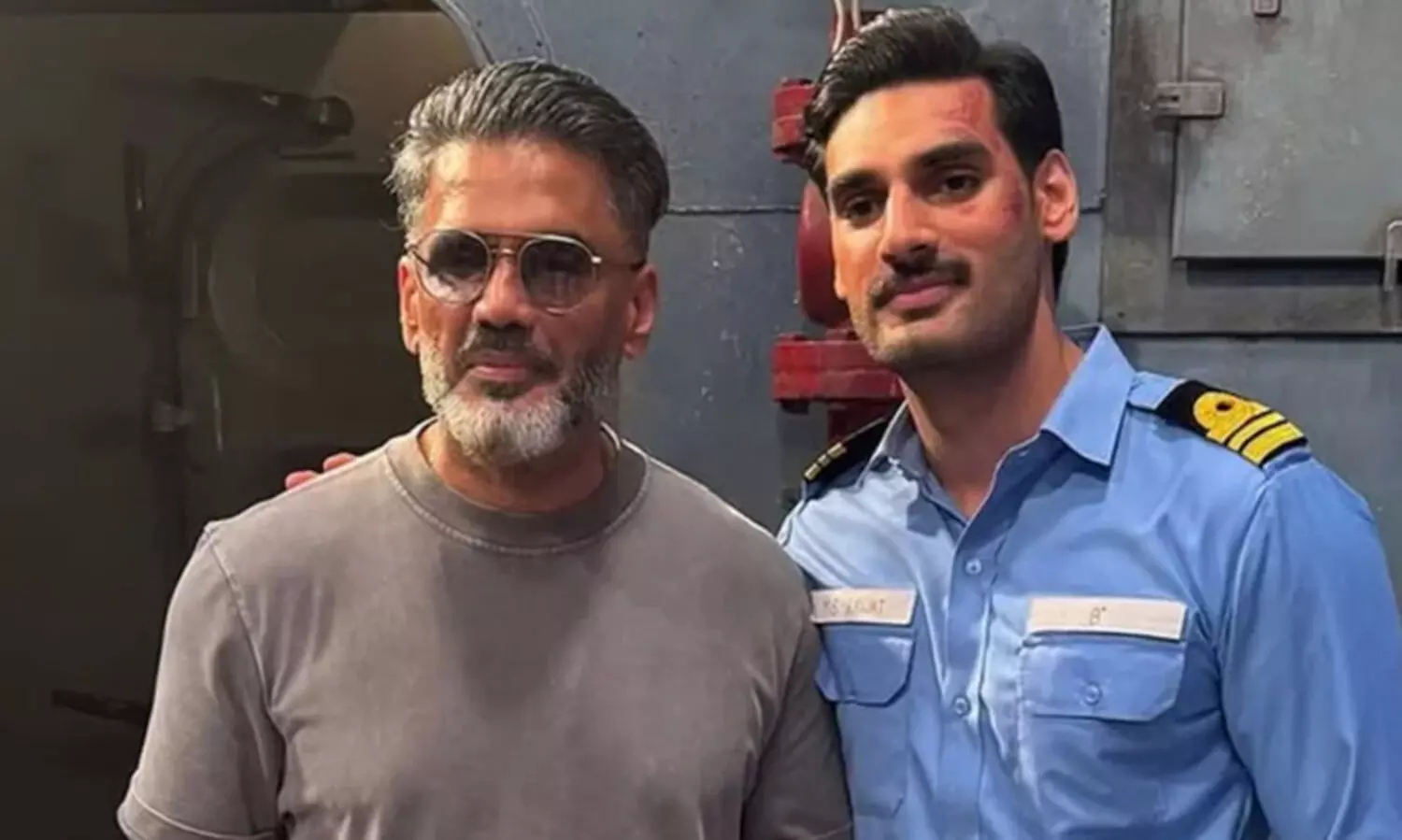 ബോർഡർ 2 അച്ഛൻ കണ്ടില്ലെന്ന് അഹാൻ; 500 കോടി കടക്കട്ടെ അപ്പോൾ കാണാമെന്ന് സുനിൽ ഷെട്ടി