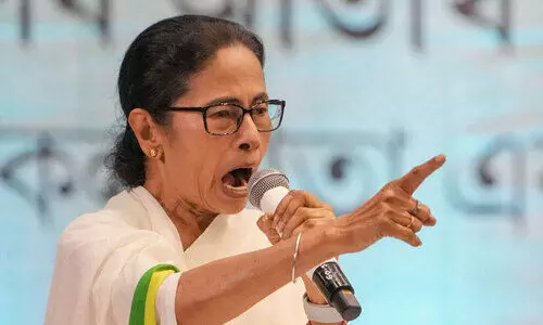 വക്കീൽ ​കുപ്പായമണിഞ്ഞ് മമത സുപ്രീം കോടതിയിലേക്ക്; എസ്.ഐ.ആറിനെതിരായ കേസിൽ ഇന്ന് ഹാജരാകും