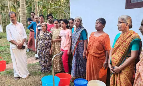 ക​ണ്ടം​കു​നി​യി​ൽ കു​ടി​വെ​ള്ള​ത്തി​നാ​യി നെ​ട്ടോ​ട്ടം
