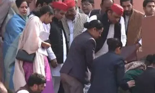 പാർലമെന്റ് പടിക്കെട്ടിൽ കാലിടറി വീണ് ശശി തരൂർ; പിടിച്ചെഴുന്നേൽപിച്ച് അഖിലേഷ് യാദവ് -വിഡിയോ