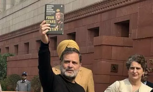 നരവനെയുടെ അപ്രകാശിത പുസ്തകവുമായി രാഹുൽ പാർലമെന്റിൽ; ‘പ്രധാനമന്ത്രി ഉത്തരവാദിത്തം നിറവേറ്റിയില്ല’