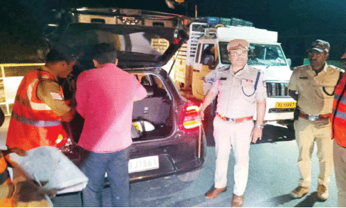 ക​ര്‍ണാ​ട​ക- കേ​ര​ള അ​തി​ർ​ത്തി​യി​ൽ പൊ​ലീ​സ് പ​രി​ശോ​ധ​ന ശ​ക്ത​മാ​ക്കി