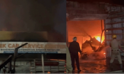 വി​ജ​യ​പു​ര കാ​ർ സ​ർ​വി​സ് സെ​ന്റ​റി​ൽ തീ​പി​ടി​ത്തം; 20 കാ​റു​ക​ൾ ക​ത്തി​ന​ശി​ച്ചു