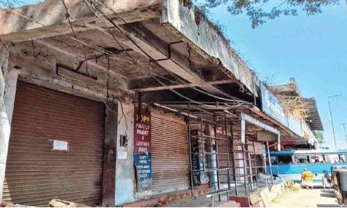 ബലക്ഷയം; പഴയ ഷോപ്പിങ് കോംപ്ലക്സ് പൊളിക്കും ബലക്ഷയം; പഴയ ഷോപ്പിങ് കോംപ്ലക്സ് പൊളിക്കും
