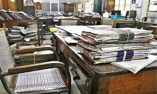 സർക്കാർ ഓഫിസുകൾ അഞ്ച് നാൾ: സേവന ലഭ്യതയെ ബാധിക്കും; ഫ​യ​ൽ കു​ന്നു​കൂ​ട​ൽ ഇ​ര​ട്ടി​യാ​കുമെന്ന് ആശങ്ക