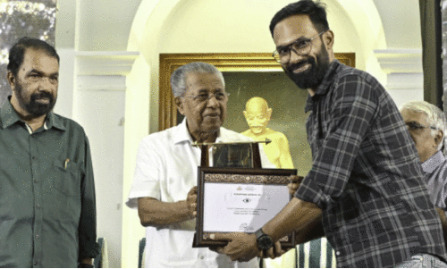 കാർട്ടൂൺ പുരസ്കാരം ഏറ്റുവാങ്ങി