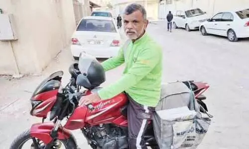 33 വ​ർ​ഷ​ത്തെ പ്ര​വാ​സം; മൊ​യ്‌​ദീ​ൻ കു​ട്ടി നാ​ട്ടി​ലേ​ക്ക്​