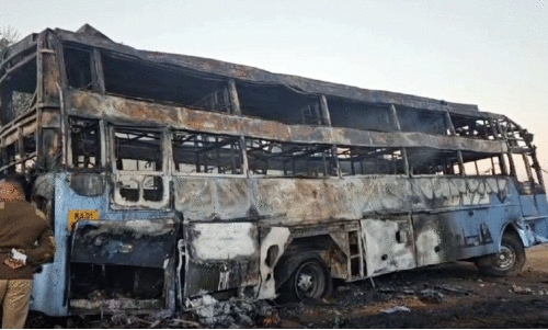 നെലമംഗലയില്‍ ബസിന് തീപിടിച്ചു