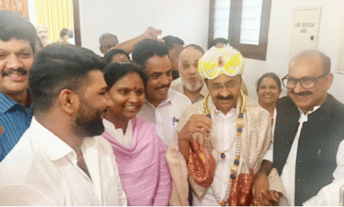 വി.ഡി. സതീശന് ടി.എം. ഷാഹിദ് തെക്കിലിന്‍റെ ആദരവ്