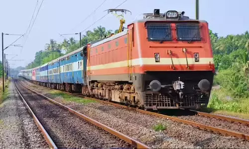 വൃത്തിഹീനമായ ടോയ്‍ലറ്റ്; പരാതി പറഞ്ഞ യാത്രികനെ ട്രെയിനിൽ നിന്നും ഇറക്കിവിട്ടു