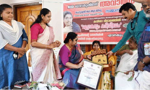 മായയെ തേടി മന്ത്രിയെത്തി, സ്നേഹത്തിന്റെ പുരസ്കാരവുമായി