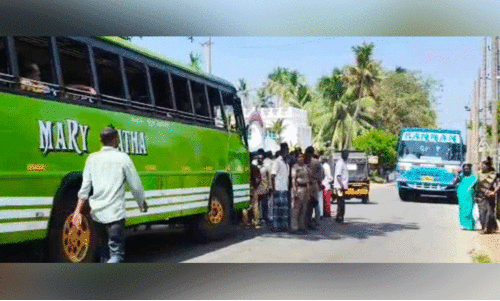 മൂന്നാം ക്ലാസുകാരൻ ബസിടിച്ച് മരിച്ച സംഭവം;  ഡ്രൈവറെ അറസ്റ്റ് ചെയ്തില്ല,  ബസുകള്‍ തടഞ്ഞ് നാട്ടുകാർ