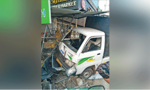 പാൽ വണ്ടി സൂപ്പർ മാർക്കറ്റിലേക്ക് ഇടിച്ചുകയറി