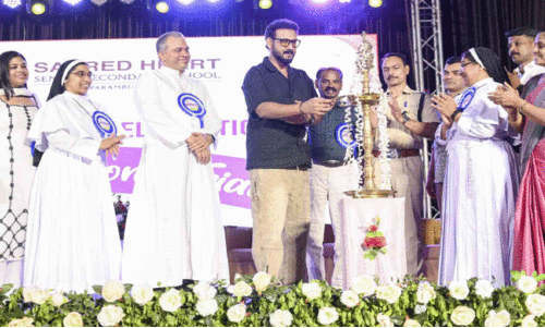 ആടിയും പാടിയും ആഘോഷരാവുകൾ ആടിയും പാടിയും ആഘോഷരാവുകൾ