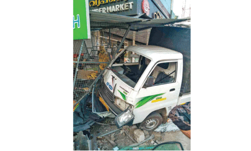 പാ​ൽ വ​ണ്ടി സൂ​പ്പ​ർ മാ​ർ​ക്ക​റ്റി​ലേ​ക്ക് ഇ​ടി​ച്ചു​ക​യ​റി