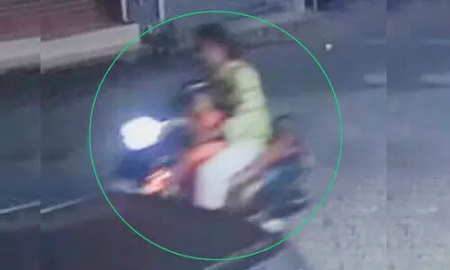 മാനന്തവാടിയിൽ നാലു വയസ്സുകാരിയെ തട്ടിക്കൊണ്ടുപോയി; ദൃശ്യം സി.സി.ടി.വിയിൽ; സ്വർണക്കമ്മൽ ഊരുന്നതിനിടെ കരഞ്ഞ കുട്ടിയെ വഴിയിൽ ഉപേക്ഷിച്ചു; അന്വേഷണം ഊർജിതം