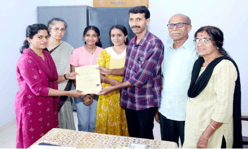 മ​ര​ണാ​ന​ന്ത​രം പ​ഠ​ന​ത്തി​ന്  ശ​രീ​രദാ​ന സമ്മതപത്രം ഒപ്പിട്ട്  അ​ധ്യാ​പ​ക​നും കു​ടും​ബ​വും