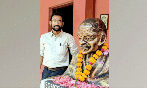 സോ​ജ​ന്റെ ക​ര​വി​രു​തി​ൽ വി​രി​ഞ്ഞു ഗാ​ന്ധി ശി​ൽ​പം