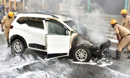 കെ.എസ്.ആർ.ടി.സി ബസ് ടെർമിനലിന് സമീപം കാറിന് തീപിടിച്ചു