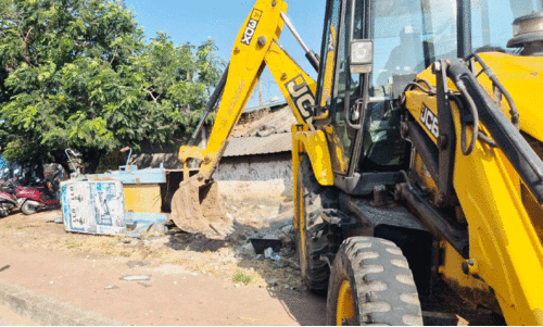 ശക്തൻ നഗറിൽ ഉപയോഗിക്കാതെ കിടക്കുന്ന ഇ-ടോയ്‍ലറ്റ് പൊളിച്ചുമാറ്റി