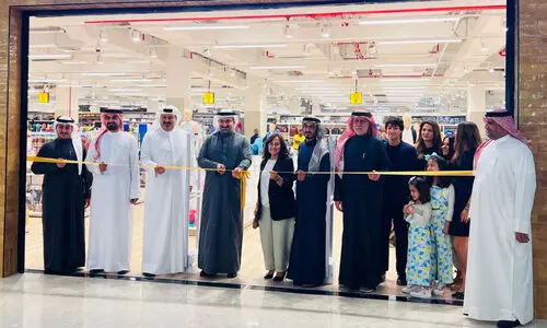 നാൽപതിന്റെ നിറവിൽ ഹൗസ് ഓഫ് യൂനിഫോംസ്; ഏറ്റവും വലിയ ഷോറൂം സീഫ് മാളിൽ തുറന്നു