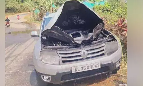 ഓടുന്ന കാറിന് തീപിടിച്ചു