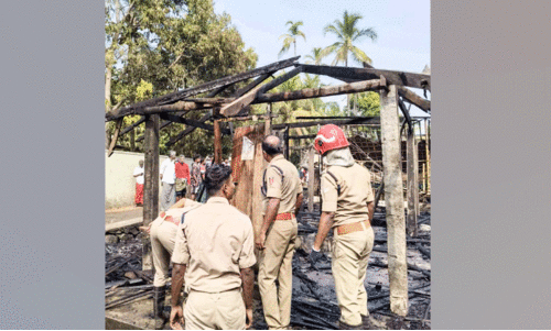 പ​റ​വ​ണ്ണ​യി​ൽ വ​ൻ തീ​പി​ടി​ത്തം; വീ​ടും മ​ദ്റ​സ​യും ക​ത്തി ന​ശി​ച്ചു