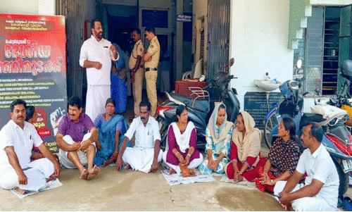 കു​ടി​വെ​ള്ള​ ക്ഷാ​മം;    വാ​ട്ട​ർ അ​തോ​റി​റ്റി ഓ​ഫി​സ്​ ഉ​പ​രോ​ധി​ച്ചു