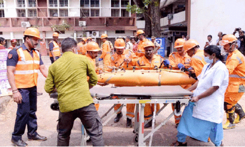 കലക്ടറേറ്റ് കെട്ടിടം തകർന്നാൽ  രക്ഷാപ്രവർത്തനമായി മോക്ഡ്രിൽ