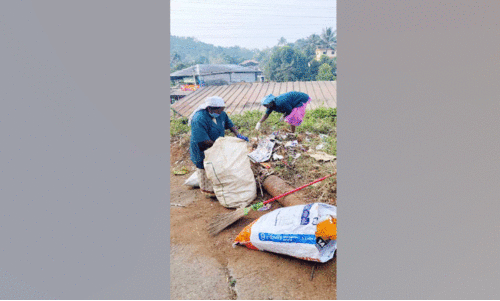 തൊഴിലുറപ്പ് തൊഴിലാളികൾ  തള്ളിയ മാലിന്യം  ഹരിത കർമസേന നീക്കി