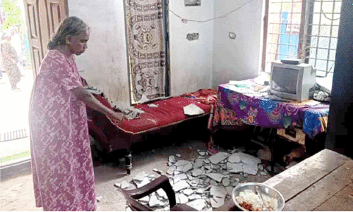 വീ​ടി​ന്റെ മേ​ൽ​ക്കൂ​ര​യി​ലെ സി​മ​ന്റ്​ അ​ട​ർ​ന്നു വീ​ണ് വീ​ട്ട​മ്മ​ക്ക്​ പ​രി​ക്ക്​