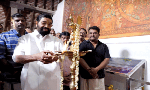 ഏ​റ്റു​മാ​നൂ​ർ മ​ഹാ​ദേ​വ​ ക്ഷേ​ത്ര​ത്തി​ലെ ചു​വ​ർ ചി​ത്ര​ങ്ങ​ൾ​ക്ക് ന​വ​ശോ​ഭ