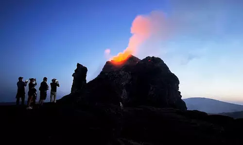 തീ തുപ്പുന്ന   പർവതത്തിനരികെ