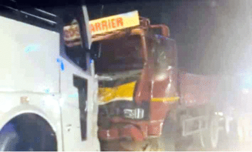 ടൂറിസ്റ്റ് ബസും ലോറിയും കൂട്ടിയിടിച്ച് 24 പേർക്ക് പരിക്ക്