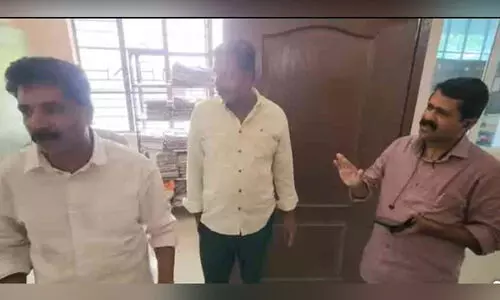 എന്റെ ശമ്പളം എന്തിനാ സർക്കാരിന് കൊടുക്കുന്നത്: സമരക്കാരെ നേരിട്ട് ഡെപ്യൂട്ടി തഹസീൽദാർ