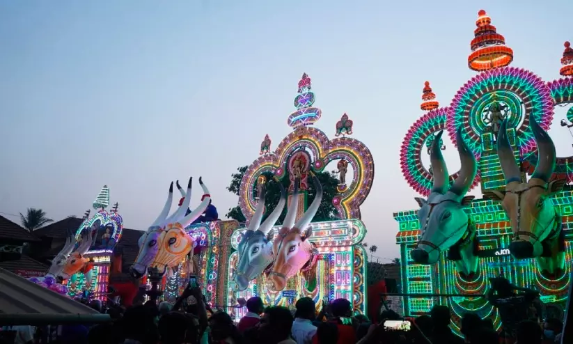 അഴകായി പുത്തനാൽക്കൽ കാളവേല അഴകായി പുത്തനാൽക്കൽ കാളവേല