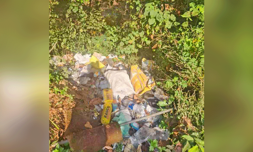 വഞ്ചിക്കവലയില് തർക്കഭൂമിയിൽ മാലിന്യം തള്ളൽ വ്യാപകം വഞ്ചിക്കവലയില് തർക്കഭൂമിയിൽ മാലിന്യം തള്ളൽ വ്യാപകം