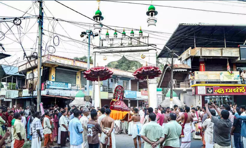 പതിവു തെറ്റിയില്ല; എതിരേൽപ്പ് ഘോഷയാത്രയെ വരവേറ്റ് മുസ്ലിം ജമാഅത്ത് പതിവു തെറ്റിയില്ല; എതിരേൽപ്പ് ഘോഷയാത്രയെ വരവേറ്റ് മുസ്ലിം ജമാഅത്ത്