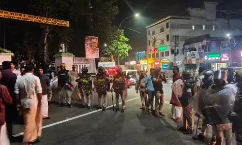 ആർ.എസ്.എസ് നേതാവിനുനേർക്ക് പൊലീസ് അതിക്രമം നടത്തിയെന്ന് ആരോപിച്ച് റോഡ് ഉപരോധിച്ചു ആർ.എസ്.എസ് നേതാവിനുനേർക്ക് പൊലീസ് അതിക്രമം നടത്തിയെന്ന് ആരോപിച്ച് റോഡ് ഉപരോധിച്ചു