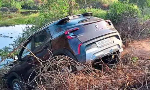 ഗൂഗിൾ മാപ്പ് നോക്കി മൂകാംബികക്ക് കുതിച്ച കാർ കോട്ടയിലെ ചതുപ്പിൽ