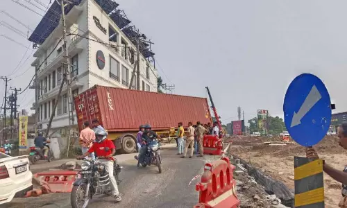 ദേശീയപാതയില്‍ കണ്ടെയ്നര്‍ കുടുങ്ങി; രണ്ടര മണിക്കൂർ ഗതാഗതം മുടങ്ങി