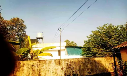 ഉപേക്ഷിച്ച വൈദ്യുതി ലൈനുകൾ അഴിച്ചുമാറ്റുന്നില്ലെന്ന് പരാതി