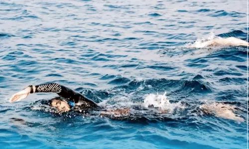 നീ​ന്തി​ത്തീ​ർ​ത്ത ച​രി​ത്രം;  സൗ​ദി​യി​ൽ​നി​ന്ന് ബ​ഹ്റൈ​നി​ലേ​ക്ക്  നീ​ന്തി​യെ​ത്തി യു​വാ​ക്ക​ൾ