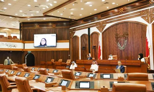 സ്‌​കൂ​ൾ അ​സം​ബ്ലി​ക​ൾ ഹാ​ളു​ക​ളി​ലേ​ക്ക് മാ​റ്റ​ണം