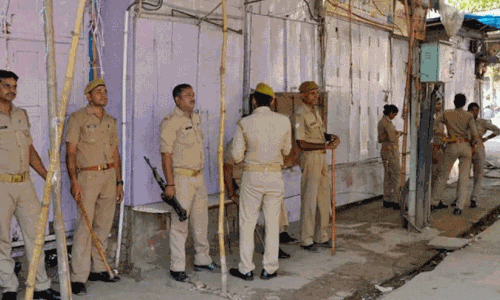 യു.പിയിൽ പൊലിസ് വാഹനം മരത്തിലിടിച്ച് സബ് ഇന്‍സ്പെക്ടർ മരിച്ചു: നാല് പേർക്ക് പരിക്ക്