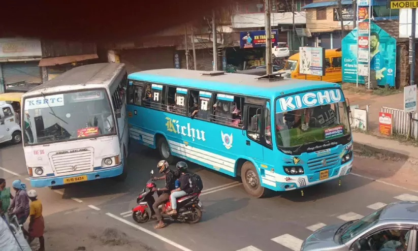 നീലേശ്വരത്ത് ബസിനു പിന്നിൽ കെ.എസ്.ആർ.ടി.സി ബസിടിച്ചു; വൻ അപകടം ഒഴിവായി നീലേശ്വരത്ത് ബസിനു പിന്നിൽ കെ.എസ്.ആർ.ടി.സി ബസിടിച്ചു; വൻ അപകടം ഒഴിവായി