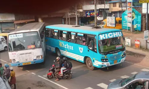 നീലേശ്വരത്ത് ബസിനു പിന്നിൽ കെ.എസ്.ആർ.ടി.സി ബസിടിച്ചു; വൻ അപകടം ഒഴിവായി
